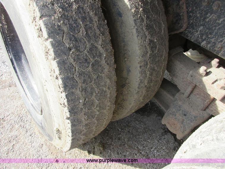 image for item I1806 1982 International S1900 dump truck