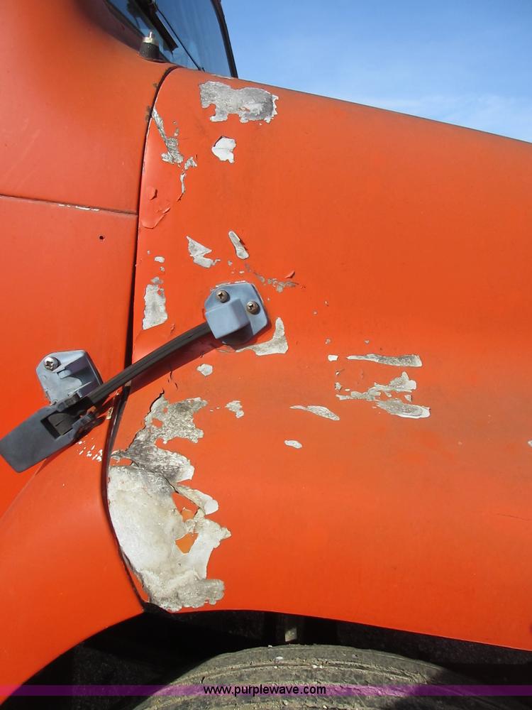 image for item I1806 1982 International S1900 dump truck