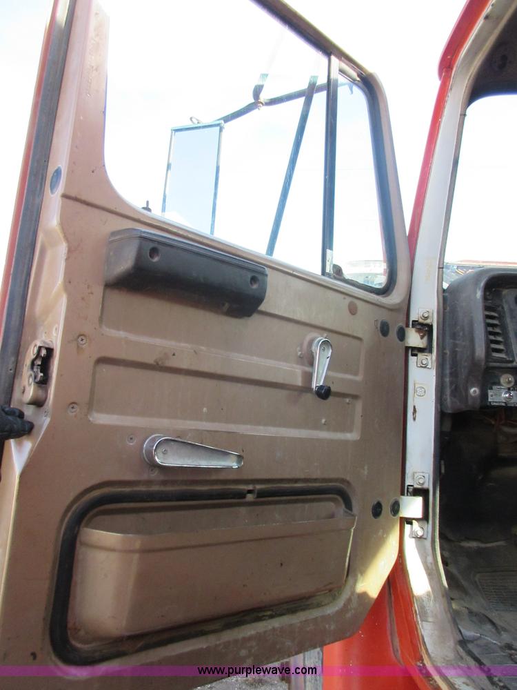 image for item I1806 1982 International S1900 dump truck