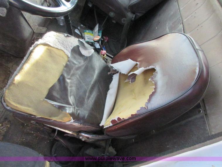 image for item I1806 1982 International S1900 dump truck