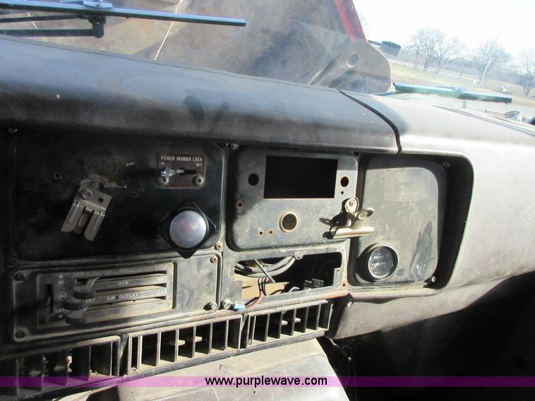 image for item I1806 1982 International S1900 dump truck