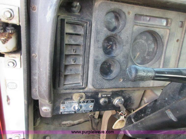 image for item I1806 1982 International S1900 dump truck