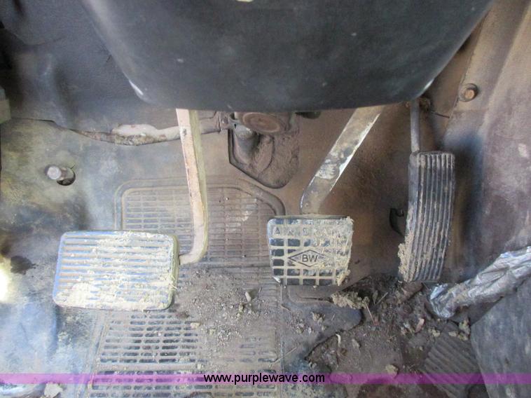 image for item I1806 1982 International S1900 dump truck