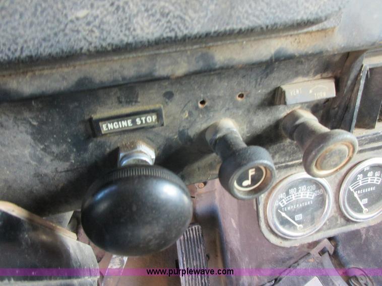 image for item I1806 1982 International S1900 dump truck