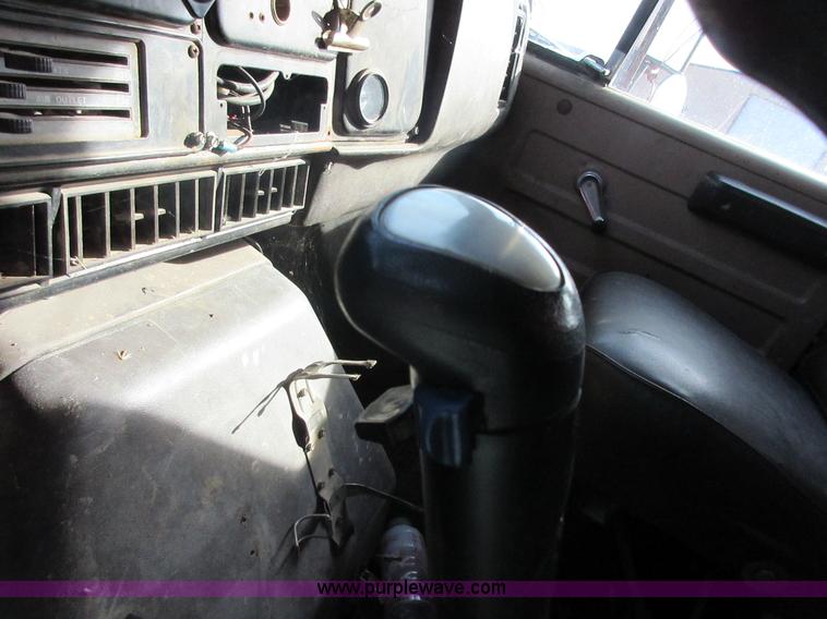 image for item I1806 1982 International S1900 dump truck