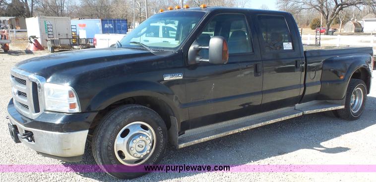 image for item I2302 2006 Ford F250 Super Duty Crew Cab pickup truck