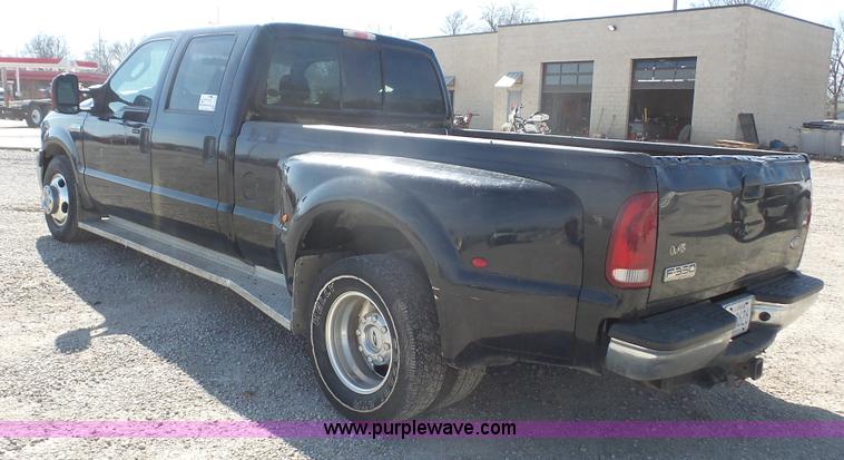 image for item I2302 2006 Ford F250 Super Duty Crew Cab pickup truck