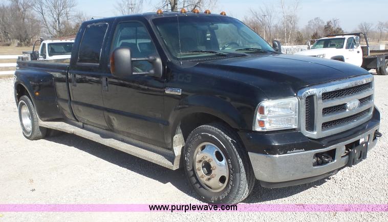 image for item I2302 2006 Ford F250 Super Duty Crew Cab pickup truck