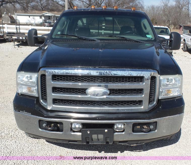 image for item I2302 2006 Ford F250 Super Duty Crew Cab pickup truck