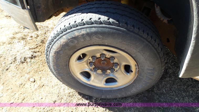 image for item J1272 2003 Chevrolet Silverado 2500HD pickup truck