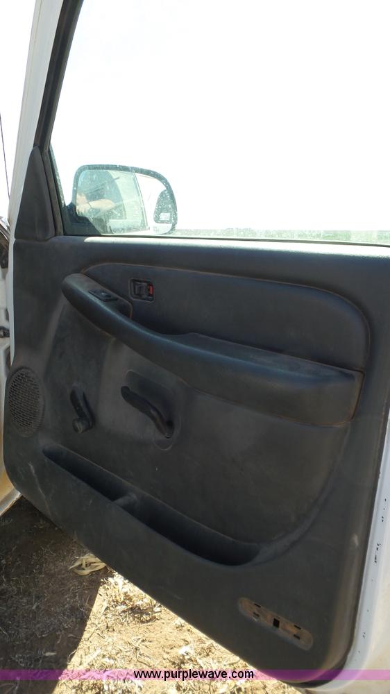 image for item J1272 2003 Chevrolet Silverado 2500HD pickup truck