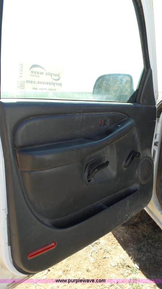 image for item J1272 2003 Chevrolet Silverado 2500HD pickup truck