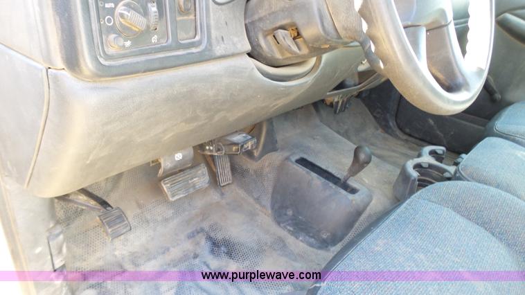 image for item J1272 2003 Chevrolet Silverado 2500HD pickup truck