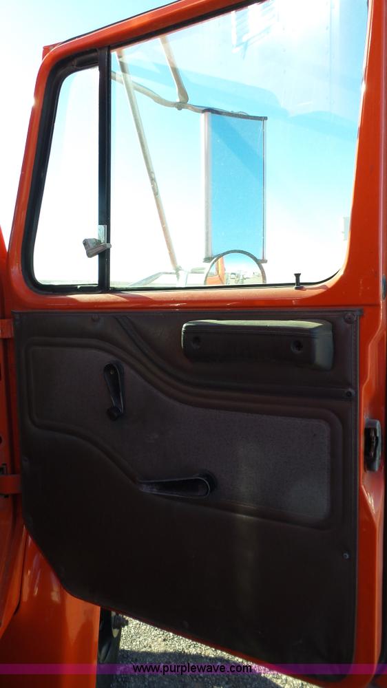 image for item J1303 2000 International 4700 box truck