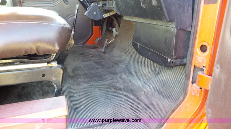 image for item J1303 2000 International 4700 box truck