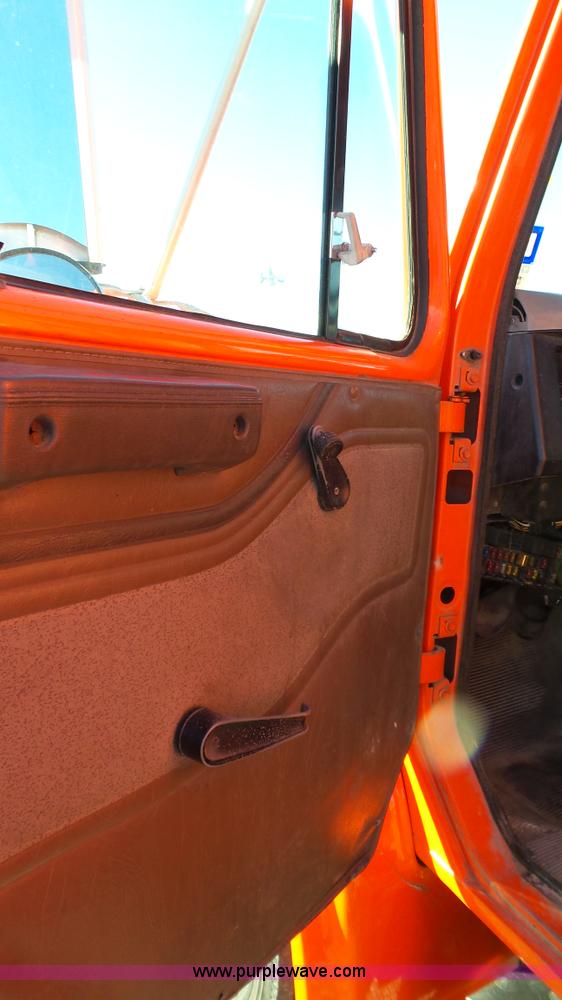 image for item J1303 2000 International 4700 box truck