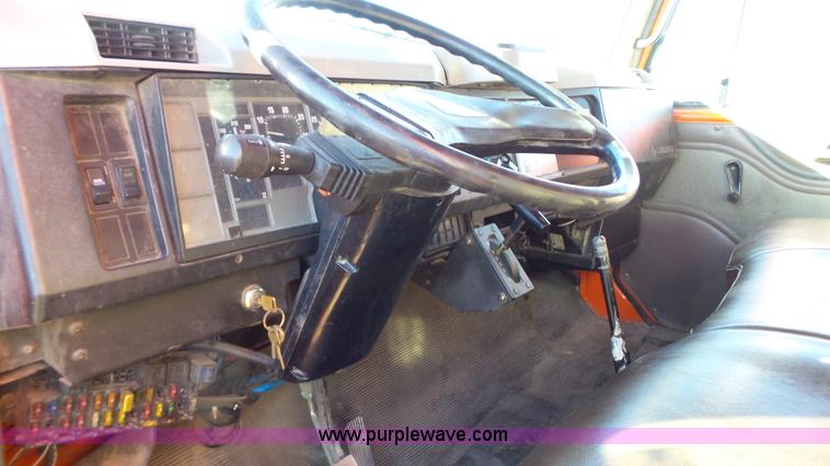 image for item J1303 2000 International 4700 box truck