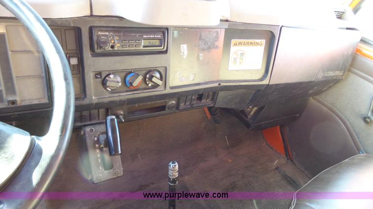 image for item J1303 2000 International 4700 box truck