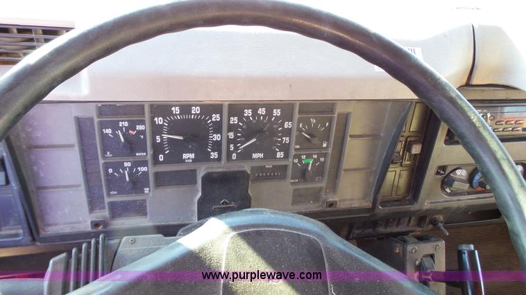 image for item J1303 2000 International 4700 box truck