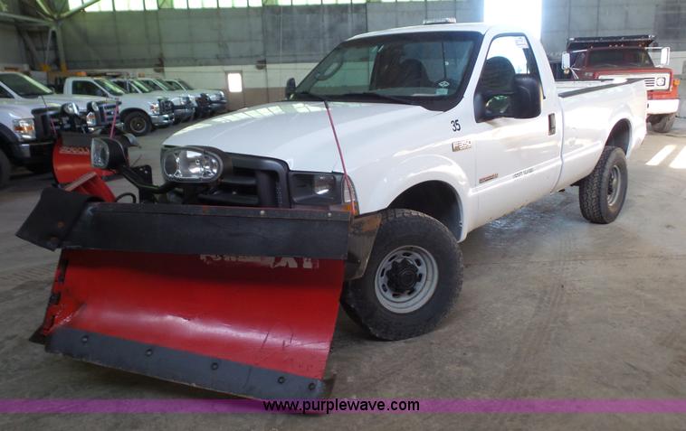 image for item J4690 2004 Ford F350 Super Duty pickup truck