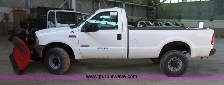 image for item J4690 2004 Ford F350 Super Duty pickup truck