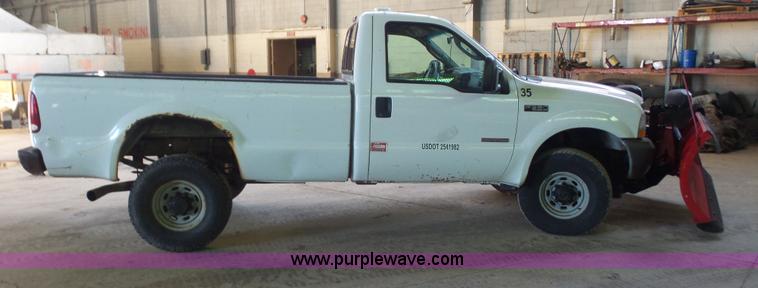 image for item J4690 2004 Ford F350 Super Duty pickup truck