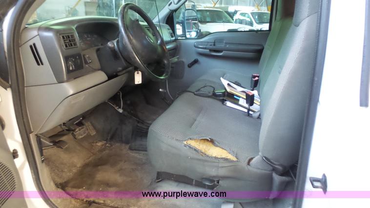 image for item J4690 2004 Ford F350 Super Duty pickup truck