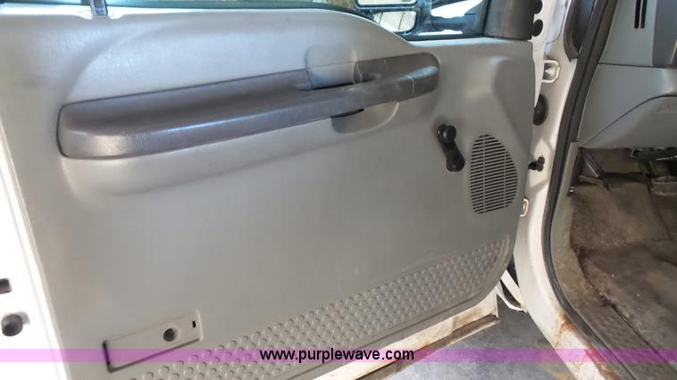 image for item J4690 2004 Ford F350 Super Duty pickup truck