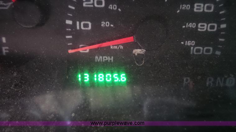 image for item J4690 2004 Ford F350 Super Duty pickup truck