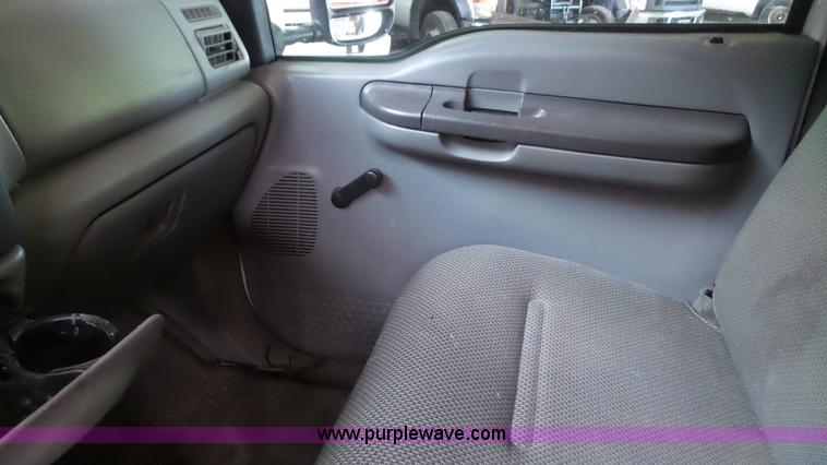 image for item J4690 2004 Ford F350 Super Duty pickup truck