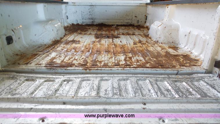 image for item J4690 2004 Ford F350 Super Duty pickup truck