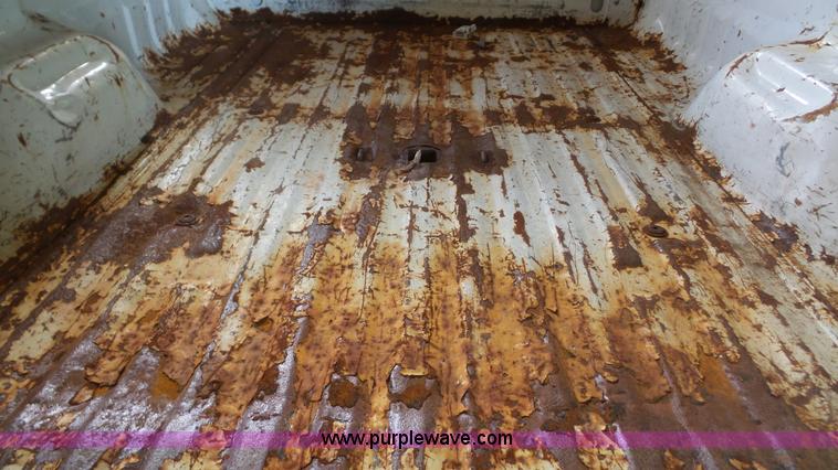 image for item J4690 2004 Ford F350 Super Duty pickup truck