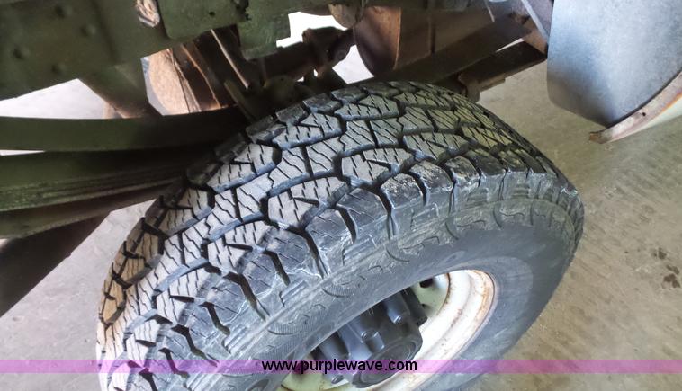 image for item J4690 2004 Ford F350 Super Duty pickup truck