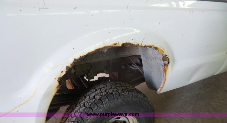 image for item J4690 2004 Ford F350 Super Duty pickup truck