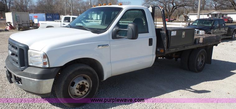 image for item J4710 2007 Ford F350 Super Duty flatbed pickup truck