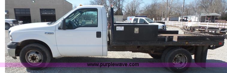 image for item J4710 2007 Ford F350 Super Duty flatbed pickup truck