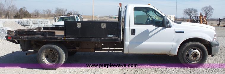 image for item J4710 2007 Ford F350 Super Duty flatbed pickup truck