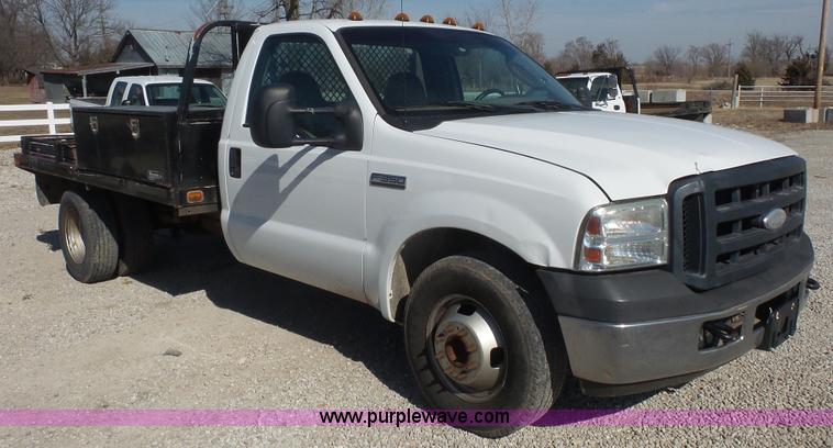 image for item J4710 2007 Ford F350 Super Duty flatbed pickup truck