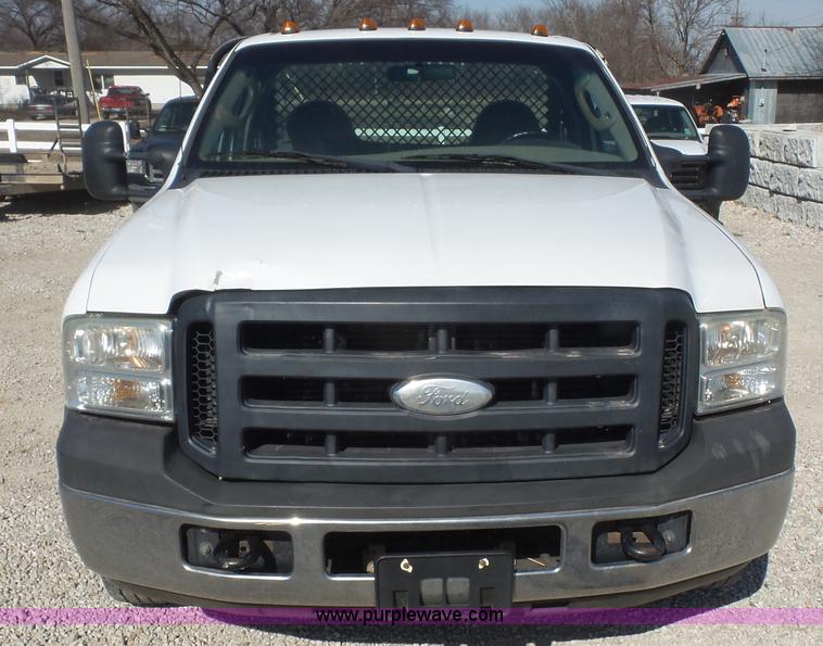 image for item J4710 2007 Ford F350 Super Duty flatbed pickup truck