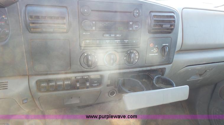 image for item J4710 2007 Ford F350 Super Duty flatbed pickup truck