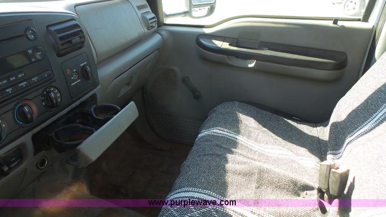 image for item J4710 2007 Ford F350 Super Duty flatbed pickup truck