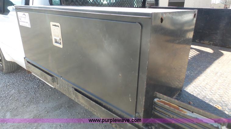 image for item J4710 2007 Ford F350 Super Duty flatbed pickup truck