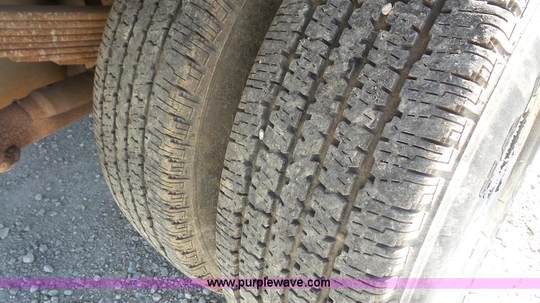 image for item J4710 2007 Ford F350 Super Duty flatbed pickup truck