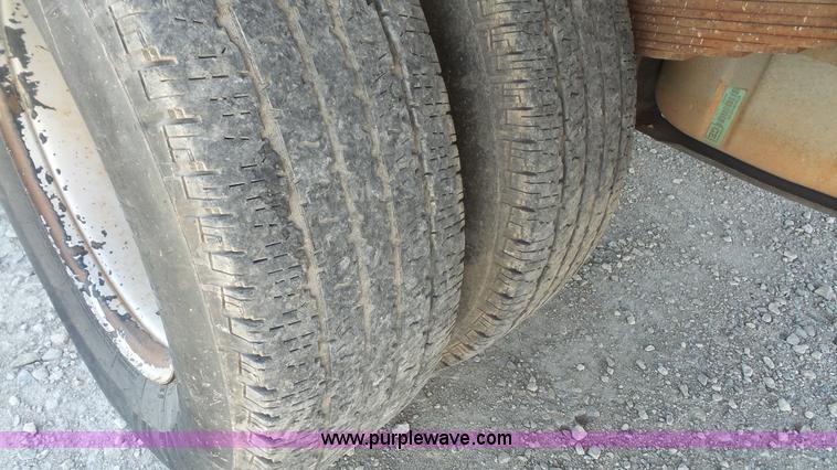 image for item J4710 2007 Ford F350 Super Duty flatbed pickup truck