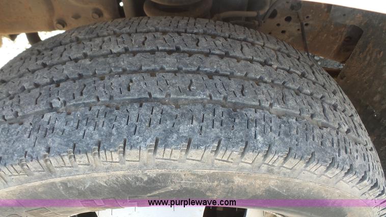 image for item J4710 2007 Ford F350 Super Duty flatbed pickup truck