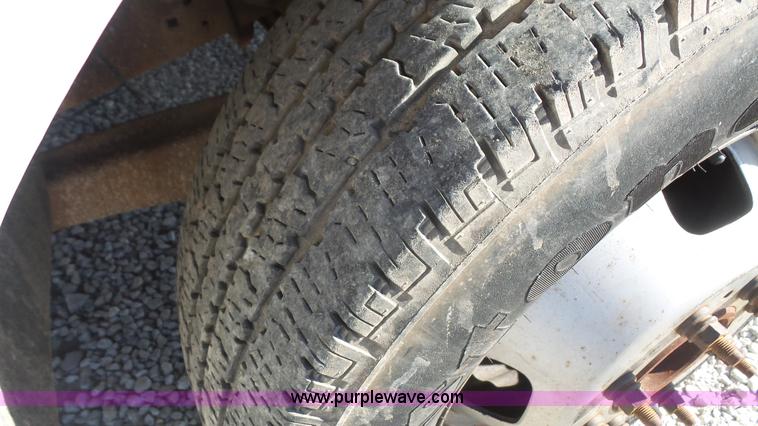 image for item J4710 2007 Ford F350 Super Duty flatbed pickup truck