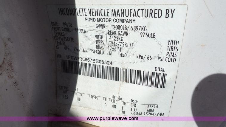 image for item J4710 2007 Ford F350 Super Duty flatbed pickup truck