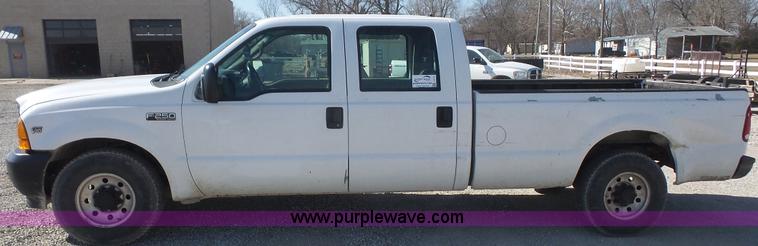 image for item J4711 2001 Ford F250 Super Duty Crew Cab pickup truck