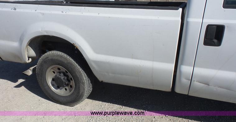 image for item J4711 2001 Ford F250 Super Duty Crew Cab pickup truck