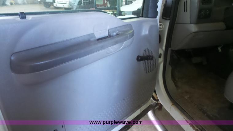 image for item J4735 2000 Ford F450 Super Duty flatbed truck